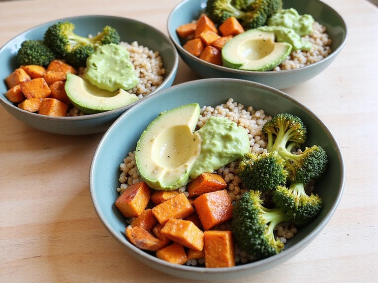 Bowls di Buddha colorati con quinoa e verdure