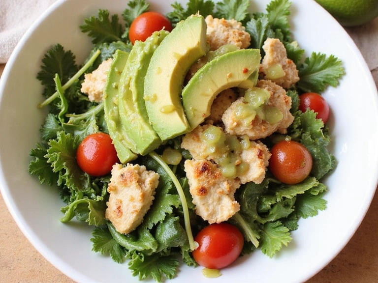 Insalata di pollo e avocado con vinaigrette al lime